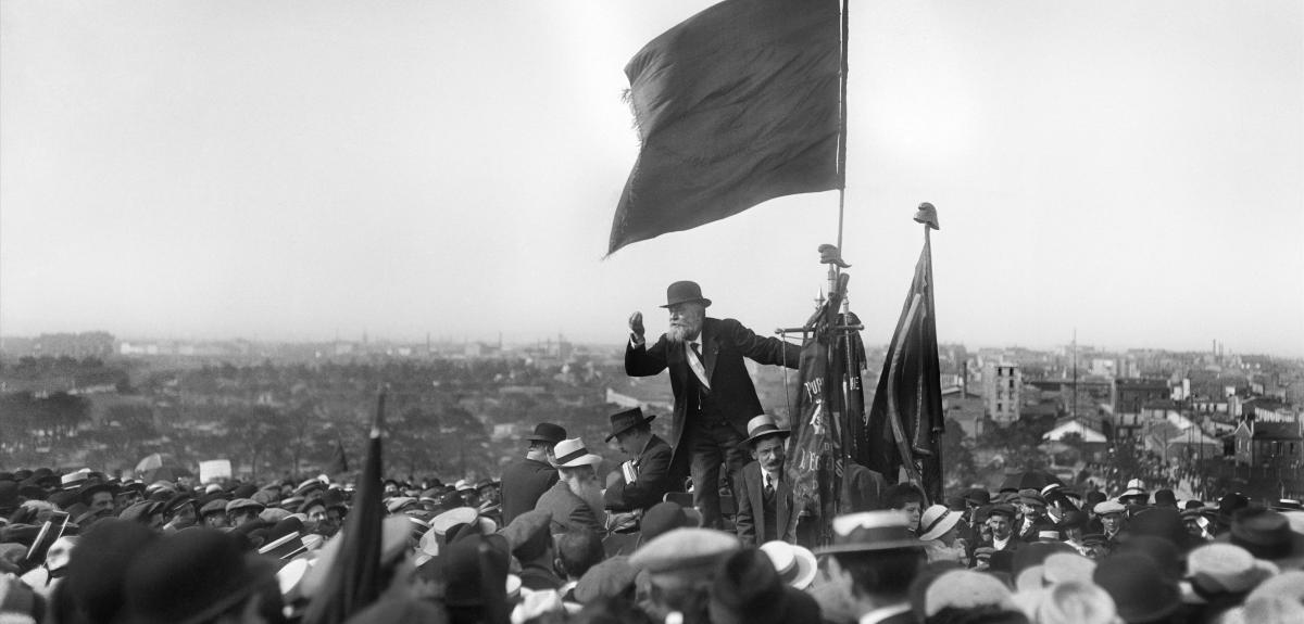 Discours de Jean Jaurès lors de la manifestation contre la «loi de trois ans» (qui prévoyait d’étendre de deux à trois ans la durée du service militaire) au Pré-Saint-Gervais, le 25 mai 1913. © M.-L. BRANGER/ROGER-VIOLLET