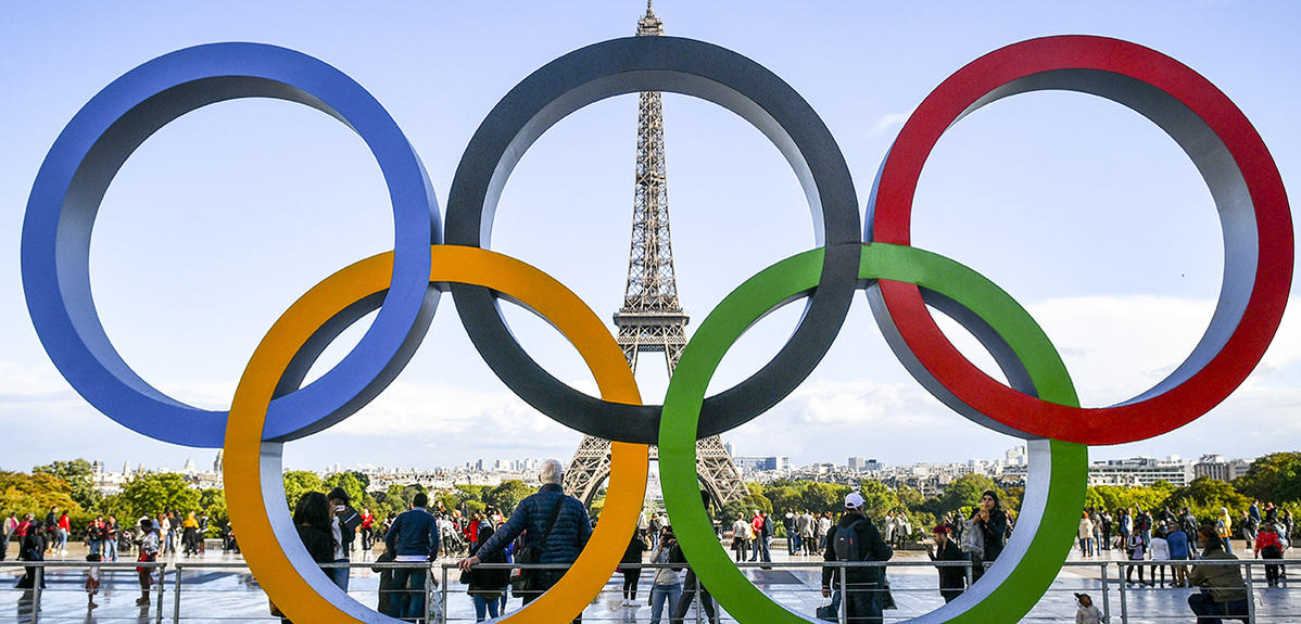 Les anneaux olympiques sur le parvis du Trocadero face à la tour Eiffel. (© Eliott PIERMONT/REA) 