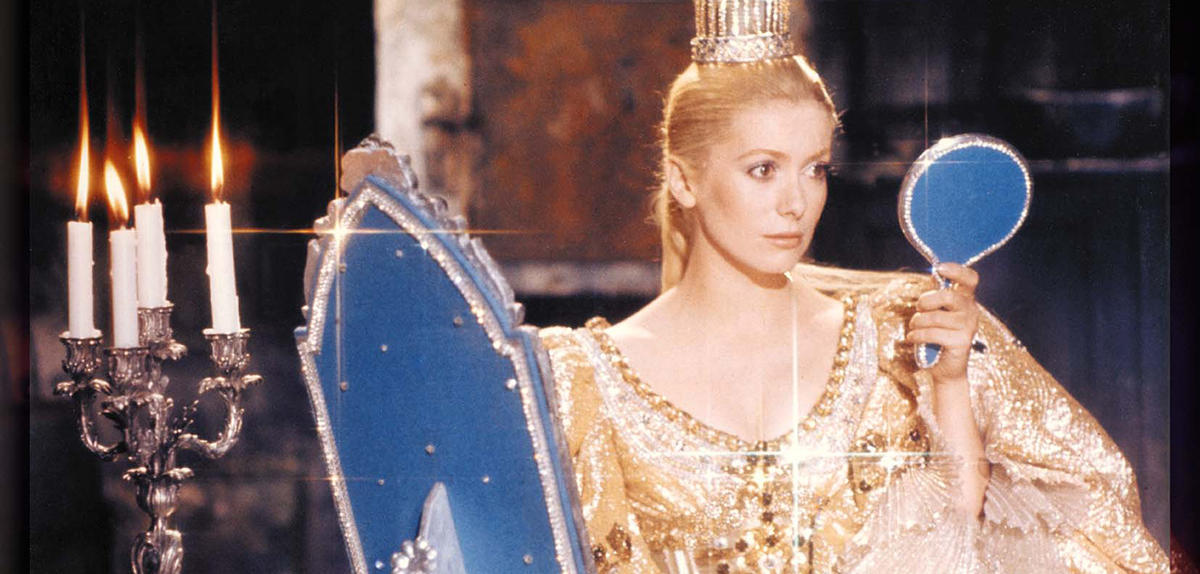 La princesse (Catherine Deneuve) devant son miroir, dans le film "Peau d'âne" (réal. Jacques Demy, 1970).